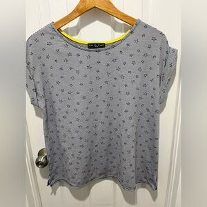 KIM & CAMI ROLLED SLEEVE TEE LARGE IN EXCELLENT CONDITION